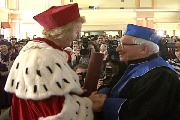 Tadeusz Różewicz doktorem honoris causa UJK