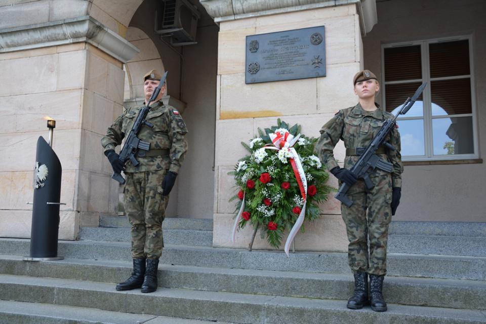 „Pamiętamy o westerplatczykach”.